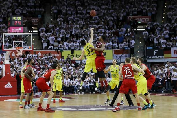 现出短暂的 现出短暂的