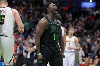 ❤️狗粮撒满!乔治娜甜蜜搂着C罗,手上订婚戒指亮眼