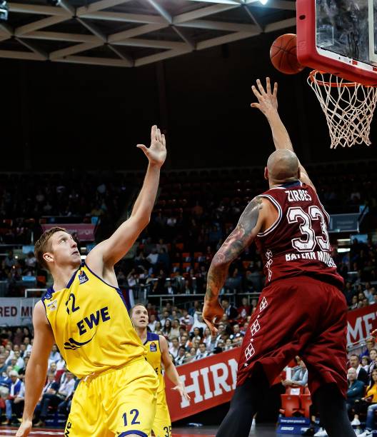 体育法专家：关于球员在罚点球时二次触球的规则被裁判错误应用了.